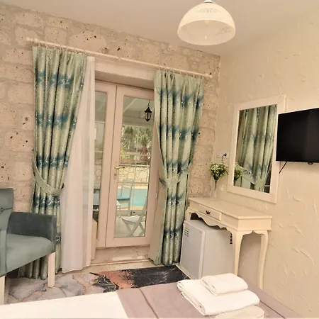 לינה וארוחת בוקר Eldoris Butik 2*