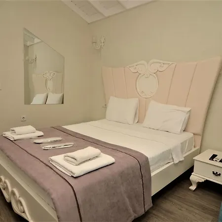 לינה וארוחת בוקר Eldoris Butik אלאקאטי