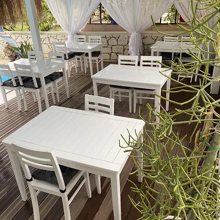 Oda ve Kahvaltı Eldoris 2*
